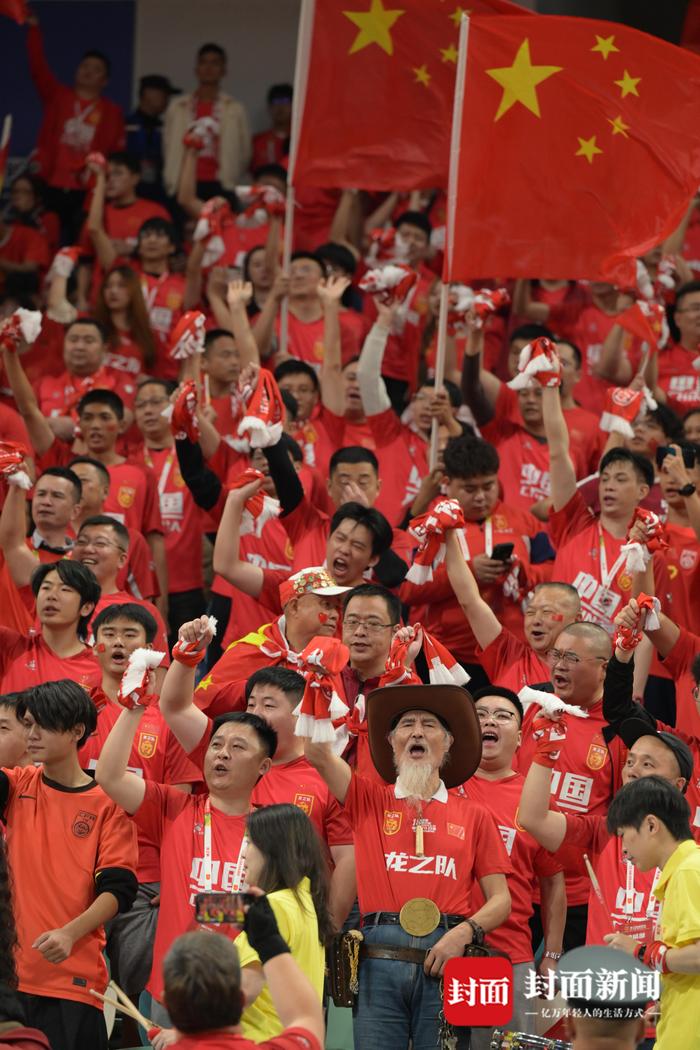 广大球迷们在比赛中为自己支持的球队加油助威的简单介绍